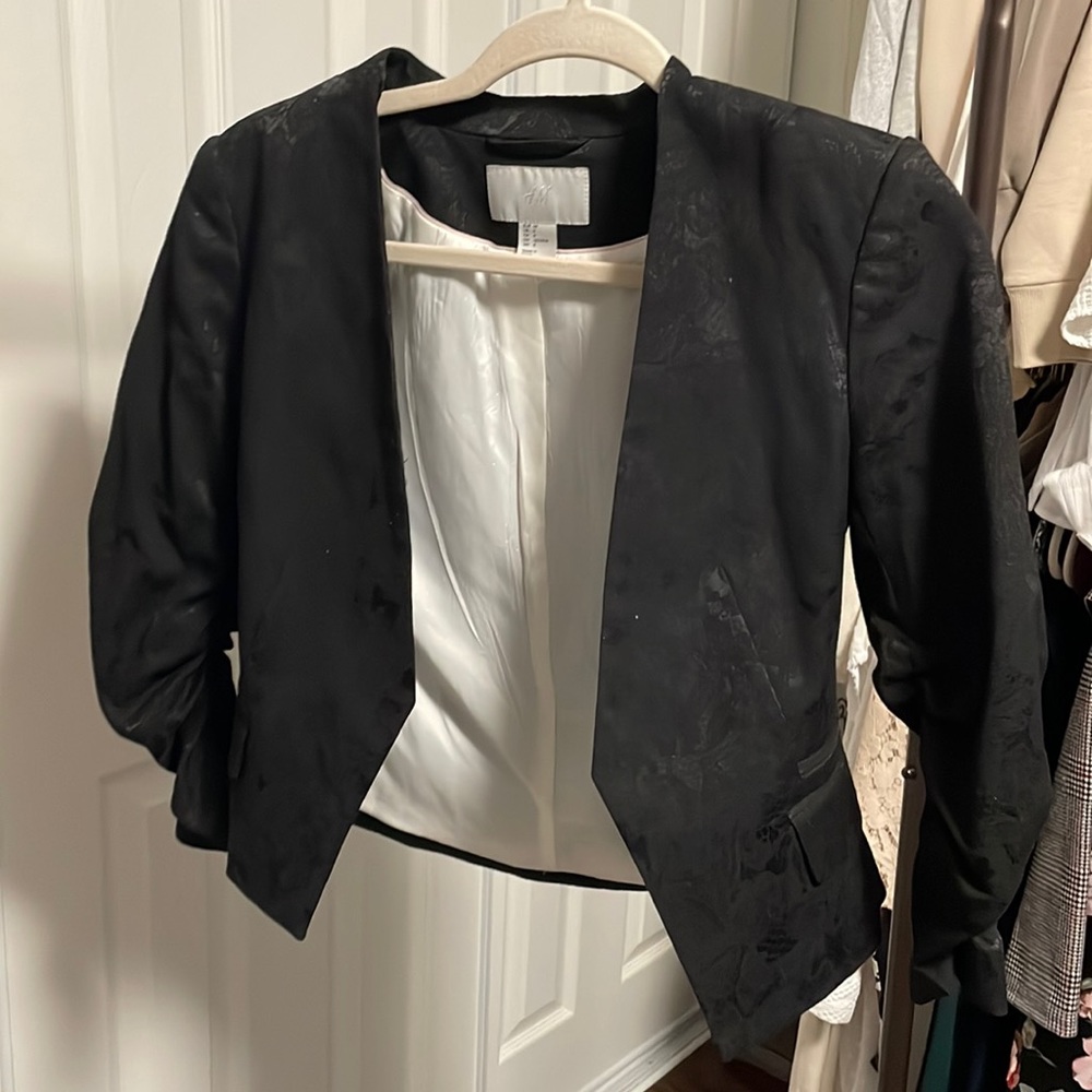 Cropped black blazer